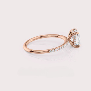 Bague de fiançailles en or rose 14 carats avec diamant de laboratoire taille coussin et bande pavée - Product Image 4