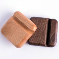 Décorations de table de bureau en bois massif étuis de téléphone support accessoires intelligents bon prix artisanat en bois pour enseignes murales