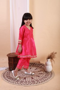 Robes ethniques élégantes pour mariage Enfants Filles Simple Kurta Set avec pantalon en plusieurs tailles - Product Image 4