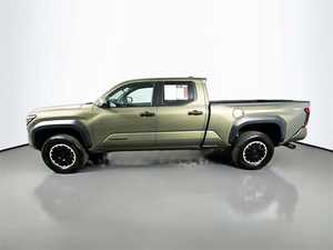 Sharp Green 2024 TRD Off-Road Doble Cabina 4x4 Volante a la Izquierda Asientos de Tela con Interior Claro Arranque Remoto Paquete TRD - Product Image 2