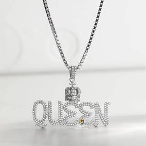 Colgante de letra Queen con tachuelas en oro blanco de 10kt y diamantes de moissanita de corte brillante redondo que mejoran la claridad VVs - Product Image 3