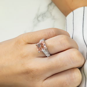 Anillo de Compromiso de Platino para Mujer con Diamante Sintético Rosa Intenso Corte Princesa, Piedras Laterales de Diamante Blanco, Certificado IGI - Product Image 2
