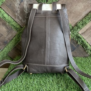 Mochila Occidental Ligera Unisex Personalizada de Lona Marrón y Blanca Vintage con Forro de Lona, Botón de Cuero Vacuno Repujado a Mano Duradero - Product Image 3