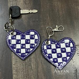 Porte-clés en cuir à carreaux en forme de cœur, tendance, artisanal, nouveau, vente en gros, cuir véritable, charme de sac à main, porte-clés pour femmes - Product Image 1