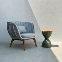 Ensemble de chaises de balcon d'hôtel en aluminium tressé avec cordes, idéal pour les projets de terrasses et de balcons d'hôtels et de complexes hôteliers