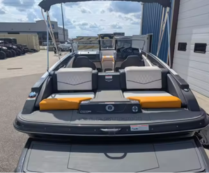 เรือยอชท์สปอร์ต Glasstron GTS 187 รุ่นปี 2015-2016 น้ำหนักเบา ขับเคลื่อนด้วยเครื่องยนต์เจ็ท สำหรับ 6 คน เหมาะสำหรับการดริฟท์ เล่นเซิร์ฟ ดำน้ำ มีคุณสมบัติครบครันและมั่นคง - Product Image 3