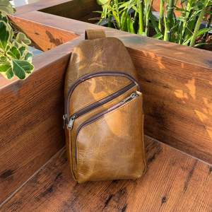 Venta al por mayor Vintage Full Grain cuero genuino hombres y mujeres bolso de pecho de alta calidad multifunción al aire libre viajar bolsos cruzados - Product Image 2