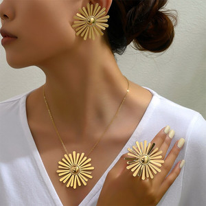 Set di Gioielli Floreali Romantici in Lega Placcata Oro 24K, 3 Pezzi: Orecchini, Collana e Anello per Regalo Nuziale - Product Image 1