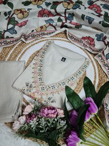 Kurta blanc élégant avec broderie et imprimé Dupatta | Ensemble de costume indien de fête | Ensemble ethnique élégant - Product Image 6