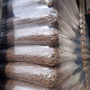 Briquettes de bois de biomasse de qualité 6 mm-8 mm emballées en sac 8,2 % d'humidité Densité 630 kg/m pour système de chauffage - Product Image 1