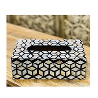 Boîte à mouchoirs artisanale personnalisée en résine écologique et bois, avec intérieur en nacre et coquillages polis, décoration intérieure