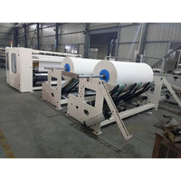 Machine automatique industrielle de rembobinage et de perforation de papier en rouleau de 2800 mm pour la fabrication de papier toilette, avec moteur à engrenages et contrôle PLC
