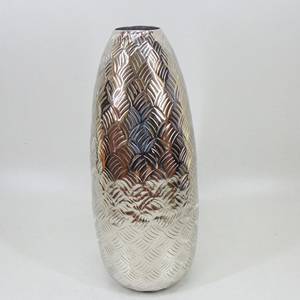 Florero de aluminio recién hecho a mano con patrones distintivos tallados a mano que mejoran la decoración del hotel con un toque de elegancia moderna - Product Image 6