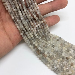 Perles de pierre de lune grise naturelle et de cristal micro-facettées 3mm/4mm, certifiées par un tiers du Rajasthan - Product Image 1