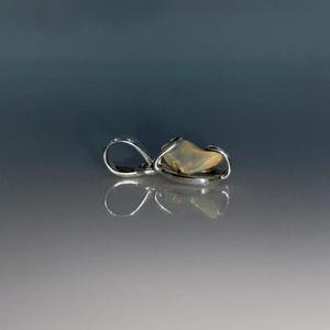 Colgante Artesanal de Latón Plateado con Ópalo Natural Etíope Multifuego, Joyería Vintage para Niños, Certificado por Terceros - Product Image 2