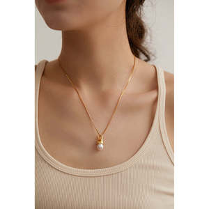 Collana con Ciondolo di Perla d'Acqua Dolce Singola e Diamante, Placcata in Oro, Catena Trendy a Forma di Bambù con Numero e Farfalla per il Buddhismo - Product Image 3