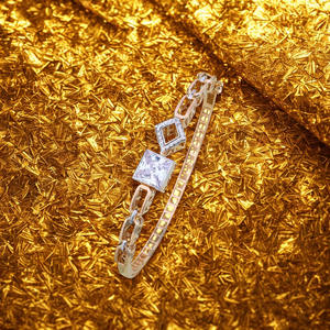 Bracelet élégant plaqué or rose pour femmes, avec pierre de cristal carrée, motif géométrique de designer, bijoux de mode élégants pour femmes - Product Image 3