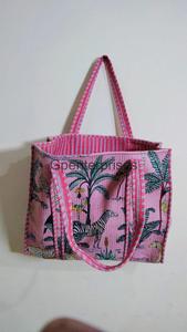 กระเป๋าสะพายไหล่ของผู้หญิงผ้าฝ้ายบุนวมสีชมพู - Product Image 2