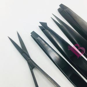Offre Spéciale : Kit de Pinces à Épiler Noires pour Sourcils – Droites et Inclinées, Très Demandées, Personnalisables avec Votre Logo, Pinces Pointues Noires et Ciseaux à Ressort - Product Image 4