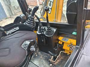 Retroexcavadora de Ruedas JCB 1CX con Enganche Rápido |   Miniexcavadora con Dirección Deslizante |   Accesorio Universal Compatible con Cargador - Product Image 5