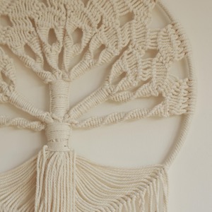 Suspension murale en macramé ronde faite à la main avec des glands, adaptée à la décoration bohème et au style mural moderne, en provenance d'Inde - Product Image 5