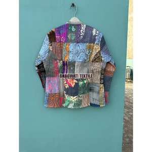 Veste polaire matelassée indienne à la main pour femmes Manteau d'hiver court en coton réversible pour filles Techniques imprimées pour la saison d'automne - Product Image 2