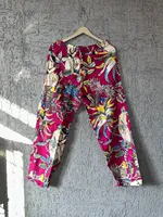 Ensemble de pyjama en coton imprimé tropical rose élégant, chemise boutonnée et pantalon assorti, pochette, style décontracté et luxueux pour se détendre et dormir