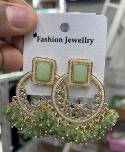 Ensemble de boucles d'oreilles indiennes traditionnelles Kundan plaquées or avec perles, design élégant et fantaisie pour femmes et filles - Product Image 6