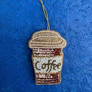 Pendentifs et breloques classiques de couleur crème faits à la main, perles carrées de 5,5x25x25 mm, fleurs en os sculptées pour la fabrication de bijoux - Product Image 1