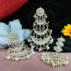 Boucles d'oreilles suspendues en perles Kundan et Minimal avec ensemble Maang Tikka Beauté traditionnelle idéale pour les mariages et les occasions spéciales - Product Image 1
