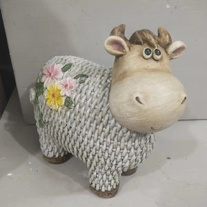 Estatua de Vaca con Textura de Crochet, Estilo Rústico y Moderno, Decoración de Jardín con Corona Floral, Escultura de Resina Hecha a Mano para Patio Exterior - Product Image 1
