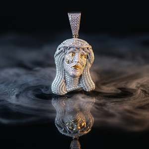 Pendentif de luxe avec portrait religieux couronné de zircons pavés, accents argent et or, pendentif statement glacé, bijoux de luxe inspirés de la foi - Product Image 5