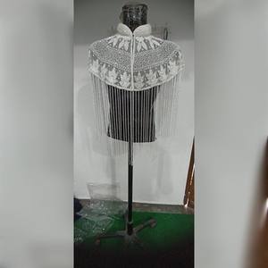 Haut de style poncho perlé à la main de conception classique femmes filles portant des ponchos lourds élégants pour les fêtes - Product Image 1