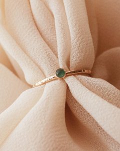 Esmeralda piedra martillo textura banda 18K chapado en oro compromiso boda sólido 925 plata esterlina anillo de una sola piedra - Product Image 2