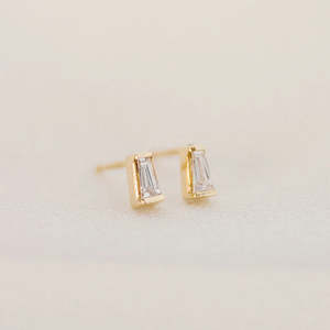 Pendientes de tuerca solitarios para mujer con moissanita de corte Baguette, diseño elegante de tuerca para un aspecto elegante - Product Image 2