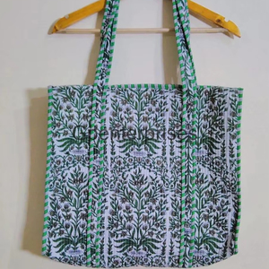 Sac fourre-tout en coton matelassé à motifs floraux pour femmes, accessoire de mode d'été avec une belle fleur imprimée, cadeau d'été pour elle - Product Image 1