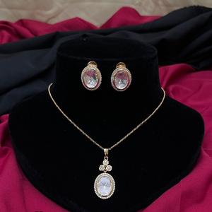 Ensemble pendentif élégant avec boucles d'oreilles mignonnes en forme de perle pour femmes et filles pour les fêtes et les célébrations quotidiennes - Product Image 1