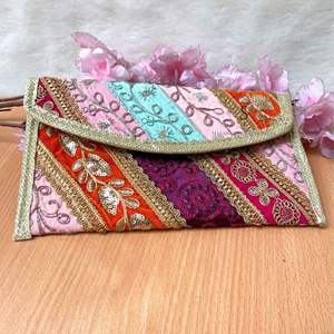 Bolsos Étnicos de Diseño Multicolor para Mujer, Hermosos Diseños Bordados con Trabajo Gotta Patti y Patrones Zari - Product Image 2