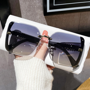 2025 New Fashion UV400 Women's Sunglasses High Quality Titanium Square Frame with Fine <b>Glitter</b> <b>Red</b> Book PC Lens Wholesale - Product Image 3