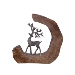 Statue de cerf d'hiver en métal pour table de fête et décoration saisonnière de la maison - Product Image 1