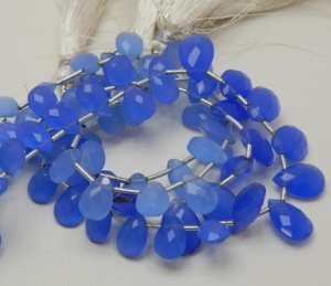 Pierre précieuse de calcédoine bleu ciel, perles à facettes en forme de poire, perles de Briolette bleu ciel lisses de la meilleure qualité pour la fabrication de bijoux - Product Image 2