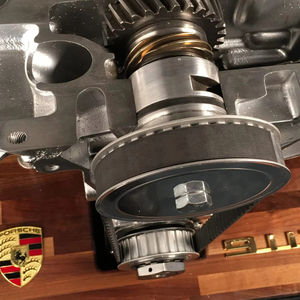 Modèle de bureau animé de Porsche 911 911/07 avec moteur Flat-Six, sculpture mécanique cinétique en métal pour les amateurs de voitures - Product Image 1