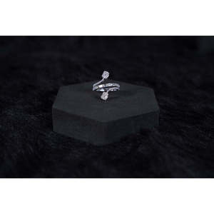 Anillo de Compromiso Silverings de Plata de Ley 925, Chapado en Rodio, Corte Esmeralda, Patrón Geométrico de Diamantes, Adornado con Platino - Product Image 1
