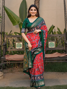 Saree de seda Patola tradicional tejido en rojo rubí con tejido y diseño de Pallu pesado con piezas de Blusa con el mismo borde - Product Image 3