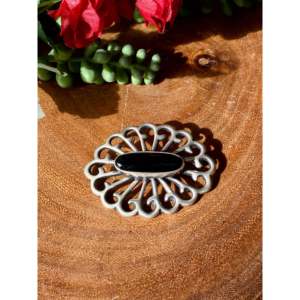 Broche Vintage Navajo de Plata de Ley con Ónix, Chapado en Oro, Joyería para Boda o Compromiso con Diseño Animal y Circonitas - Product Image 1
