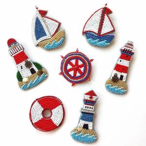 Abalorio de Papá Noel con Cuentas Rojas y Blancas, Bordado a Mano, Hermoso, Novedoso y de Primera Calidad para Niña - Product Image 1