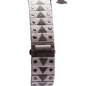 Montre en diamant Moissanite éblouissante pour hommes avec un look luxueux et un design étanche disponible à la vente - Product Image 4