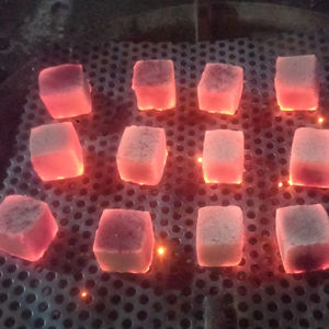 Hecho con cáscaras de coco, este carbón para narguile indonesio ofrece sabor a shisha. - Product Image 1