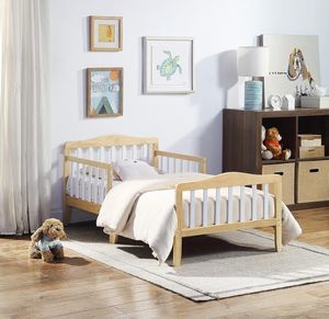 Cama doble para niños pequeños en rieles de seguridad dobles naturales y blancos Acabado de madera maciza seguro para niños Se adapta a colchones de cuna de tamaño estándar - Product Image 1