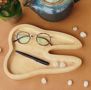 Plateau en bois avec une forme organique irrégulière, ressemblant à une dent stylisée ou une formation rocheuse naturelle plateau en bois, probablement 2025 - Product Image 1